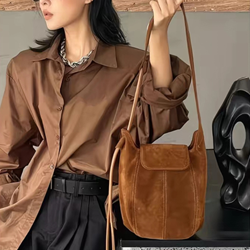 Interior Design High End - กระเป๋าถือทรงถังหนังกลับแบบด้าน รุ่นฟรอสต์ สำหรับผู้หญิง ดีไซน์เฉพาะกลุ่มระดับไฮเอนด์ สะพายไหล่เดียวหรือสะพายข้าง