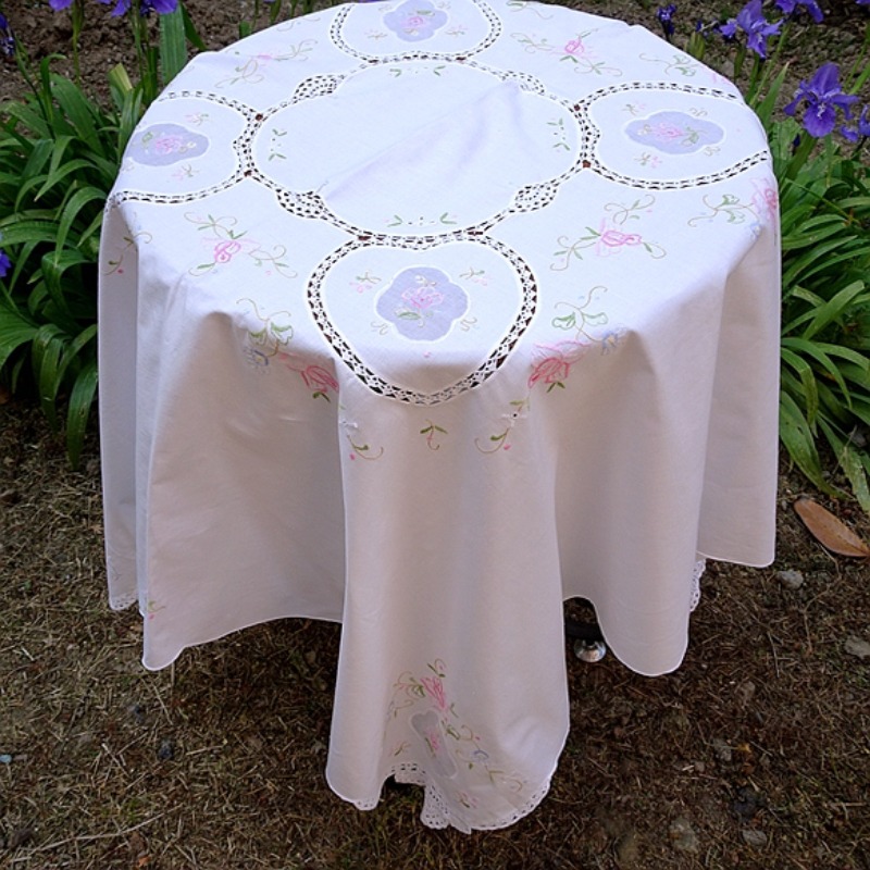 Table Runner - ผ้าปูโต๊ะลายดอกไม้ปักด้วยมือจากผ้าฝ้ายแท้ งานฝีมือศิลปะย้อนยุค ผ้าฝ้ายทรงกลม ขนาด 120 ซม.